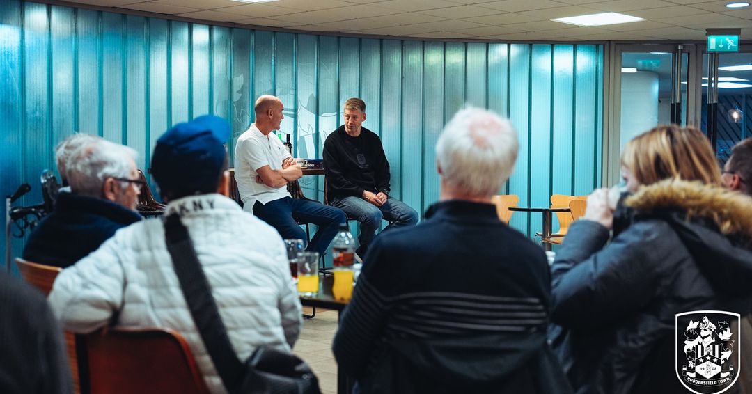 Co-Trainer Jon Stead besucht den Fanclub für Menschen mit Behinderung